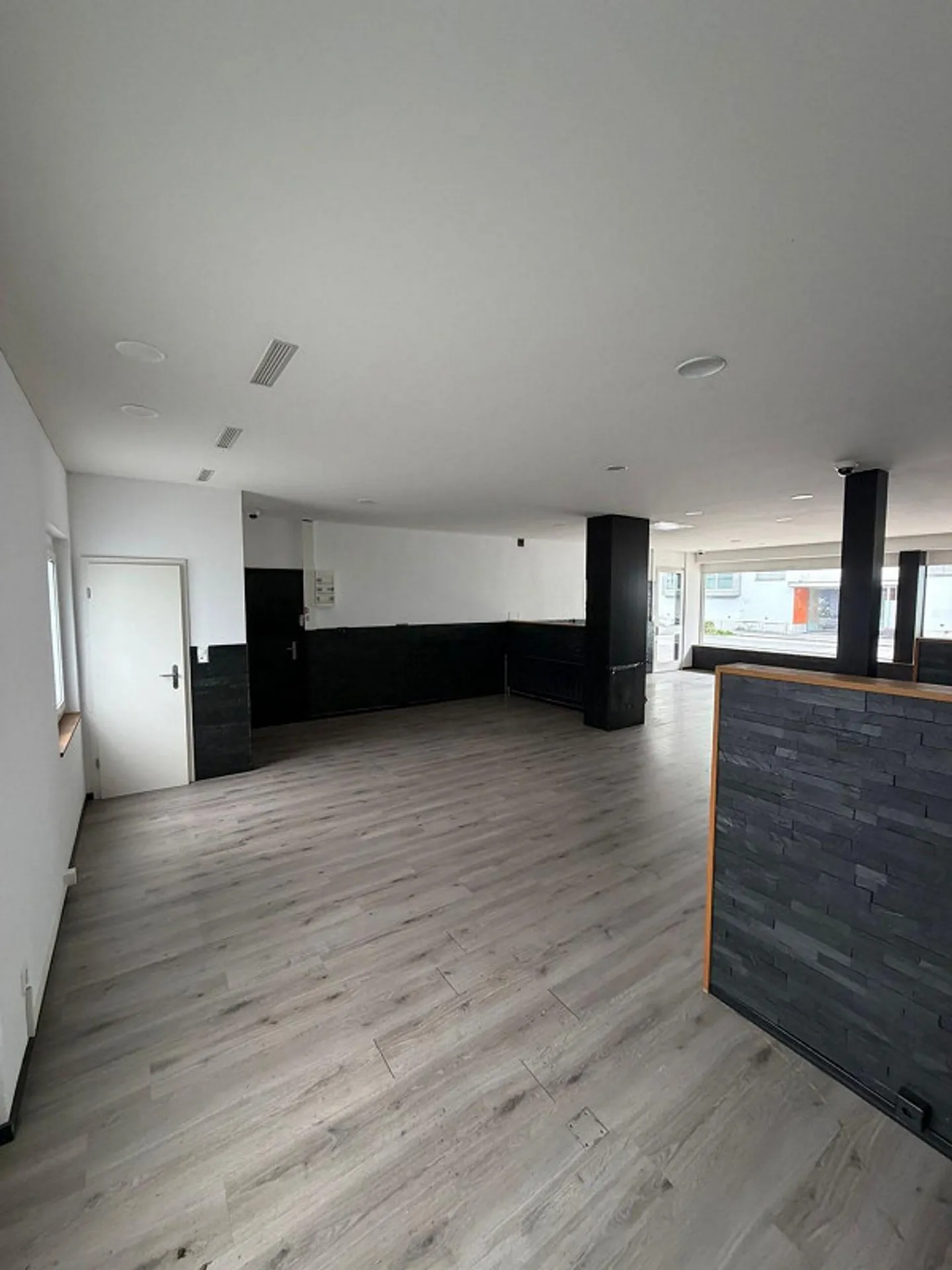 Retail space for rent immediately! - Photo 6 of 11