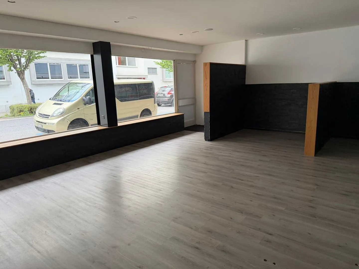 Retail space for rent immediately! - Photo 8 of 11