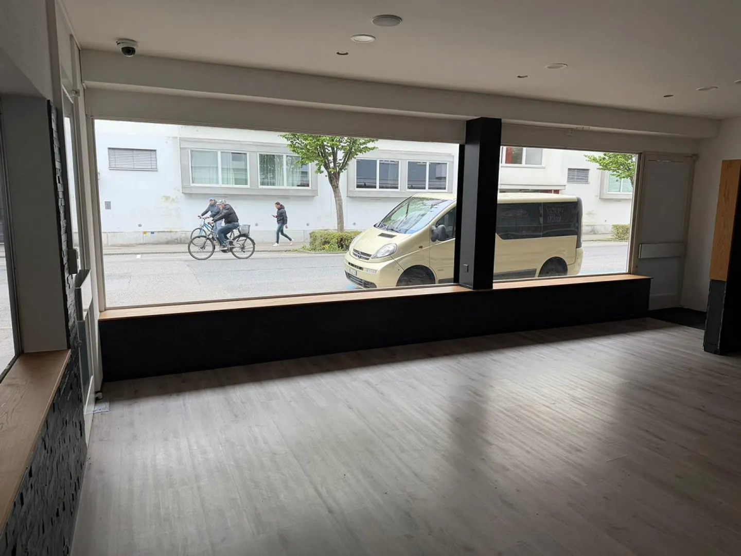 Retail space for rent immediately! - Photo 9 of 11