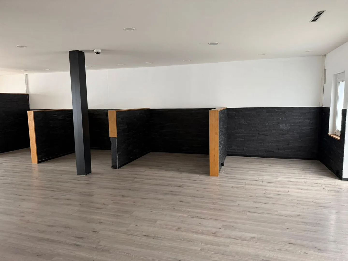 Retail space for rent immediately! - Photo 10 of 11