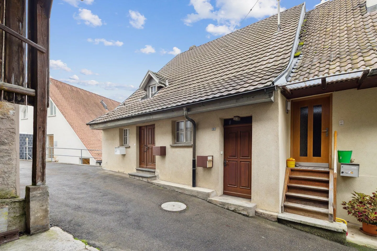 Casa plurifamiliare con tre unità - Foto 2 di 12