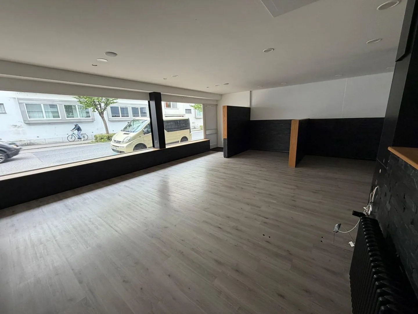 Retail space for rent immediately! - Photo 2 of 11