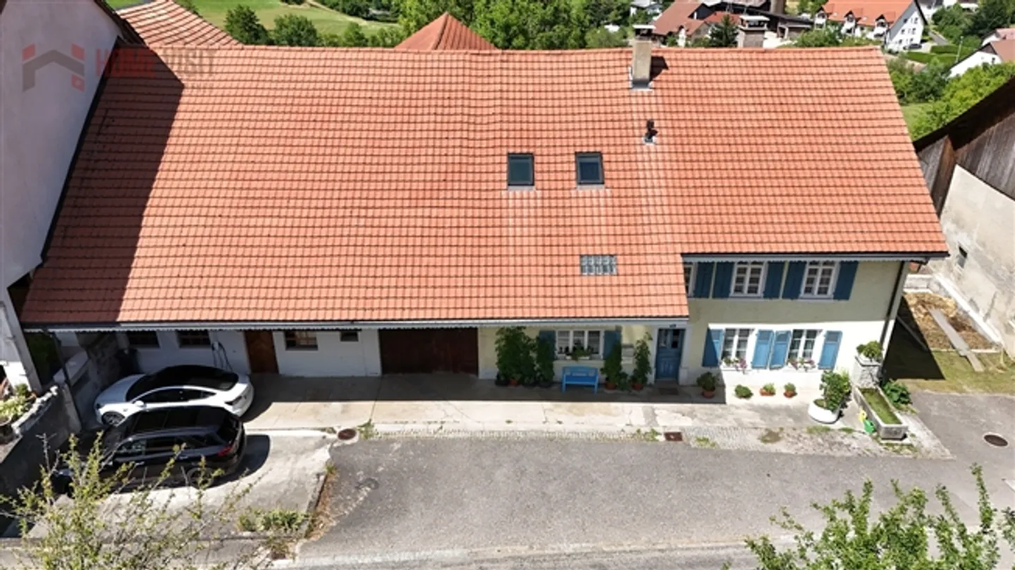 Appartamento 5.5 stanze con possibilità di allevamento di cavalli in casa bifamiliare - Foto 1 di 19