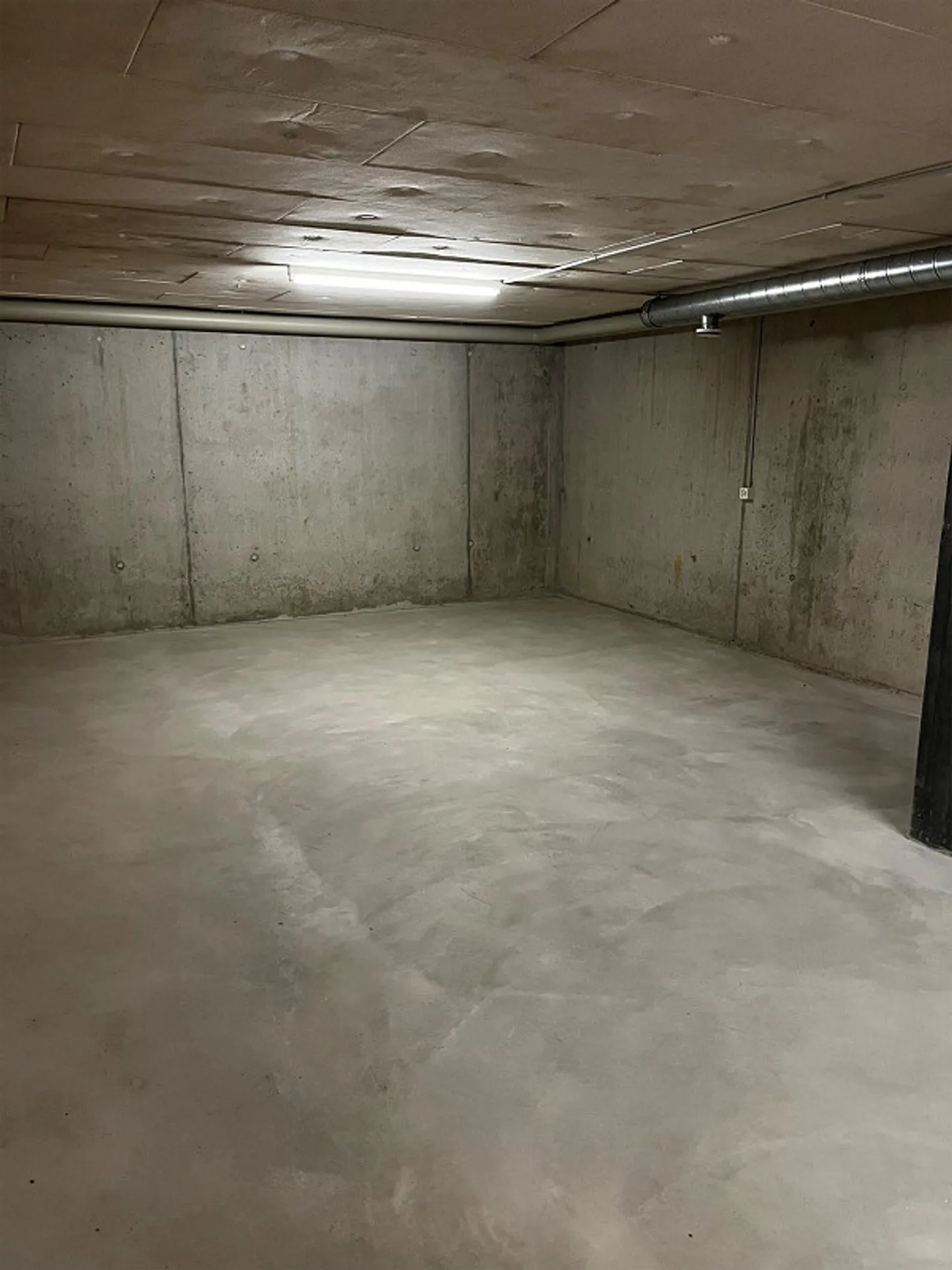 Espace de stockage spacieux à Bachenbülach - Photo 2 sur 3