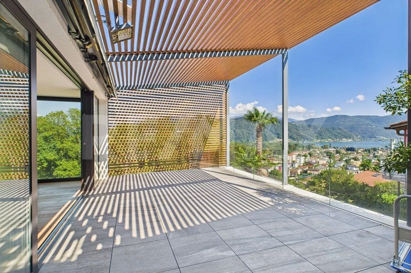 Penthouse apartment with large terrace and lake view - Photo 1 of 13