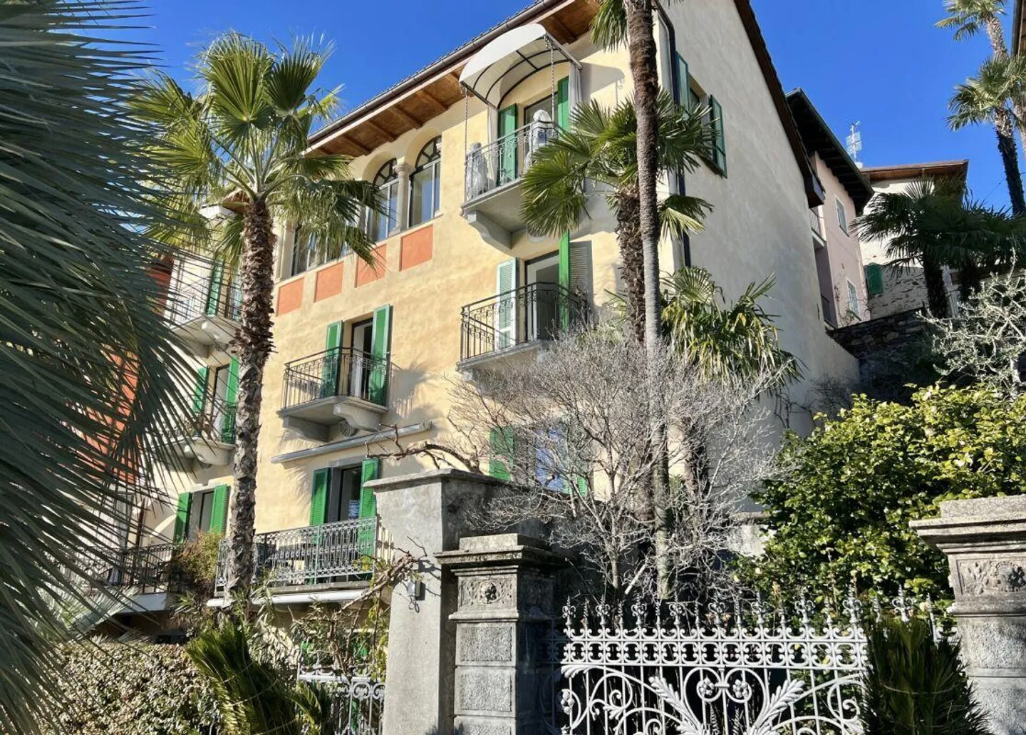 RISERVATO! Appartamento esclusivo direttamente sul lago in un palazzo ristrutturato con piscina comune - Foto 2 di 28