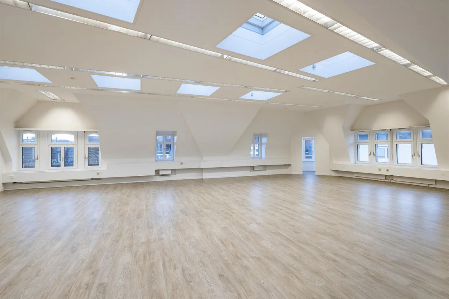 Central premises in a characterful property - Photo 3 of 7