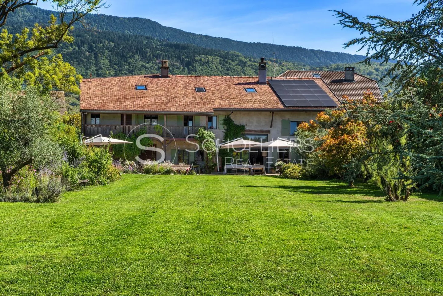 20-room House - Photo 1 of 10