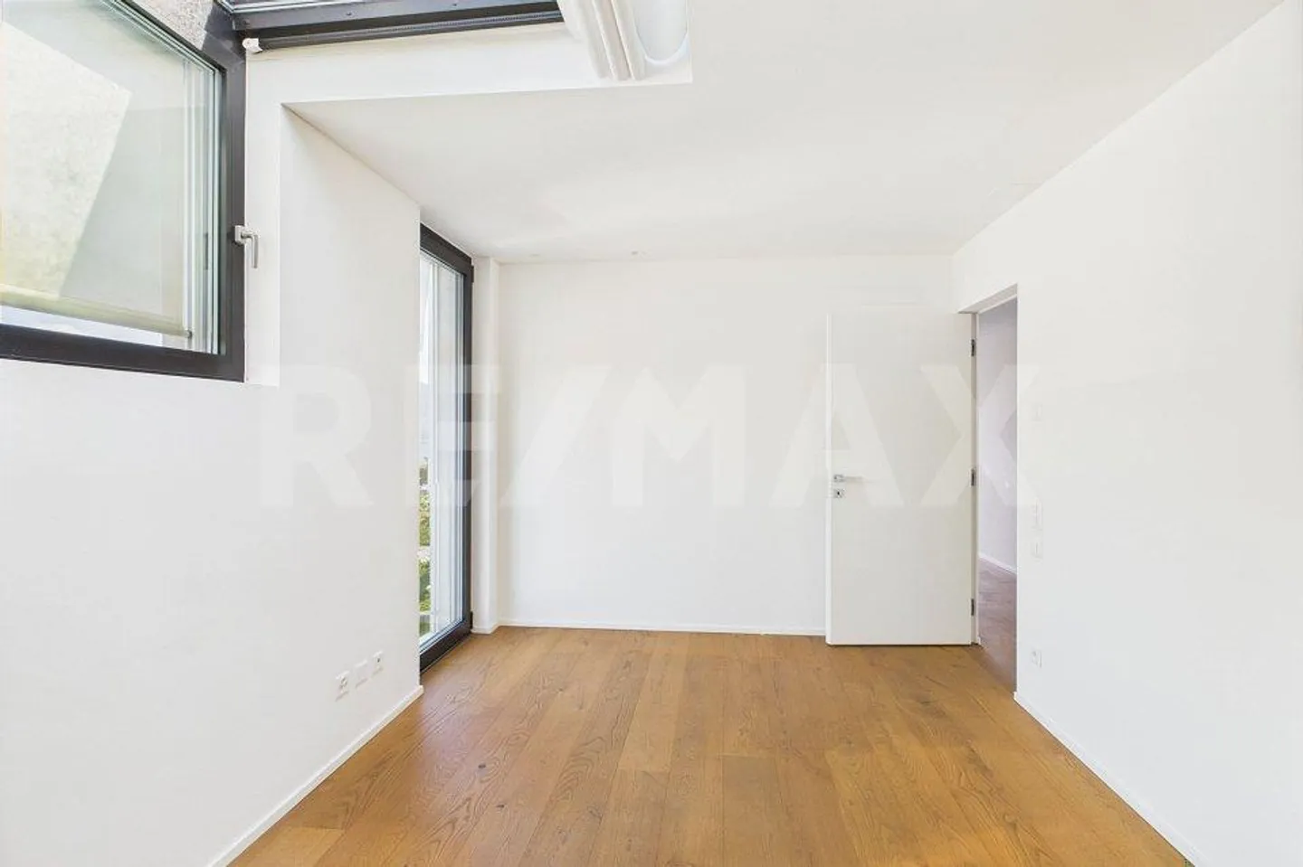 Penthouse apartment with large terrace and lake view - Photo 4 of 13