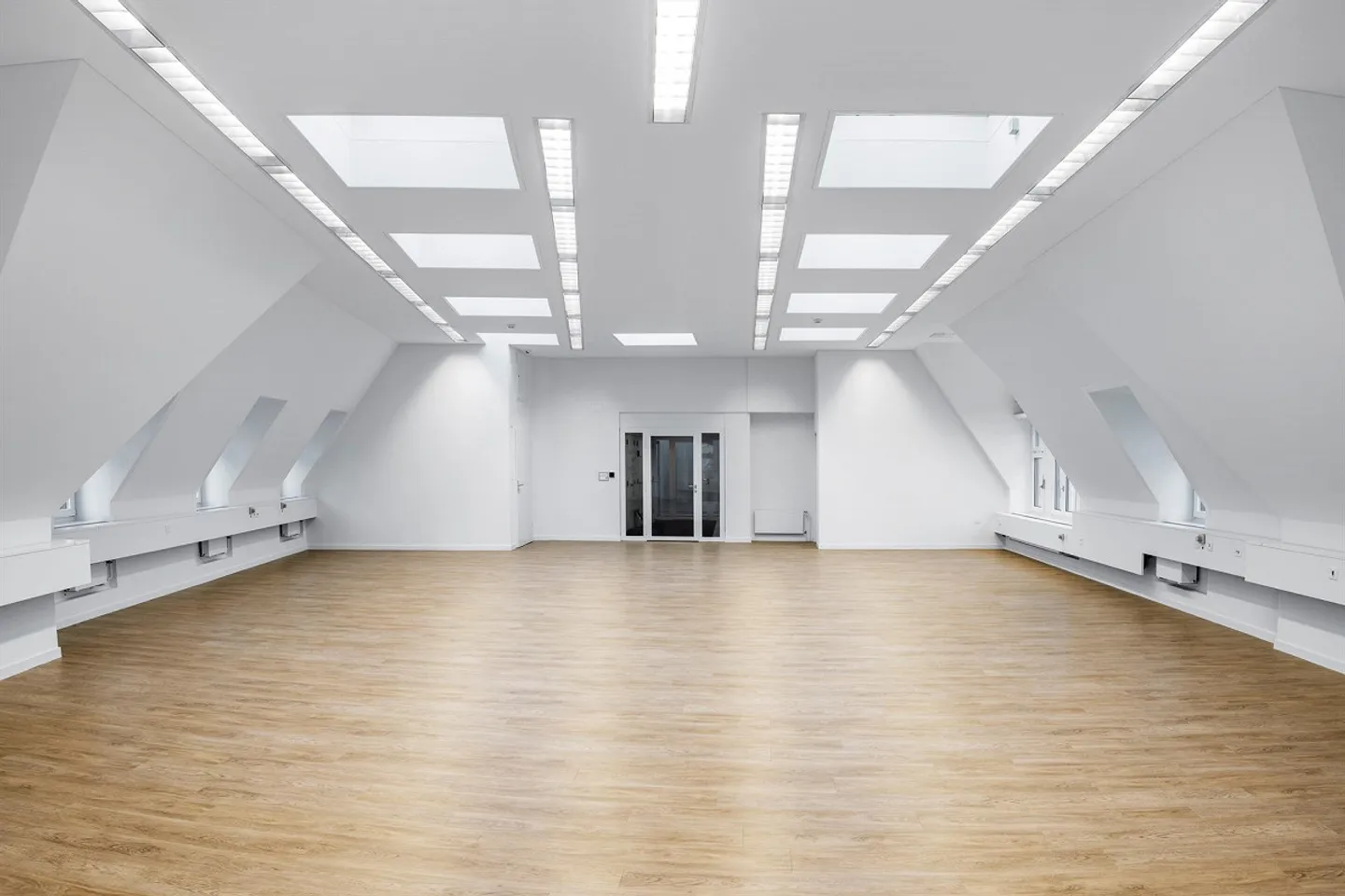 Central premises in a characterful property - Photo 4 of 7