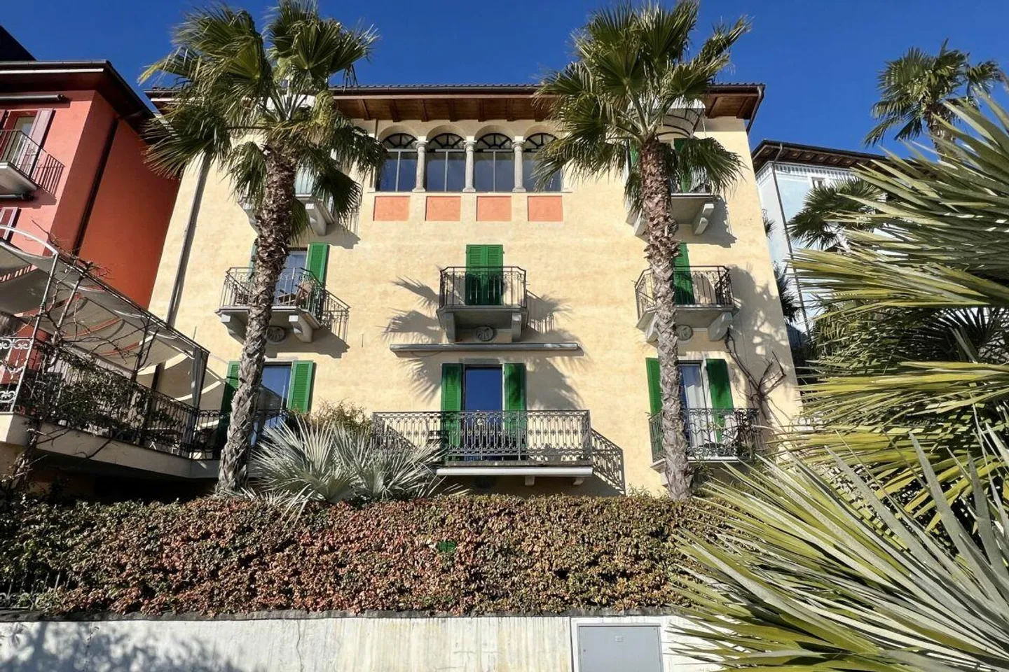 RISERVATO! Appartamento esclusivo direttamente sul lago in un palazzo ristrutturato con piscina comune - Foto 18 di 28