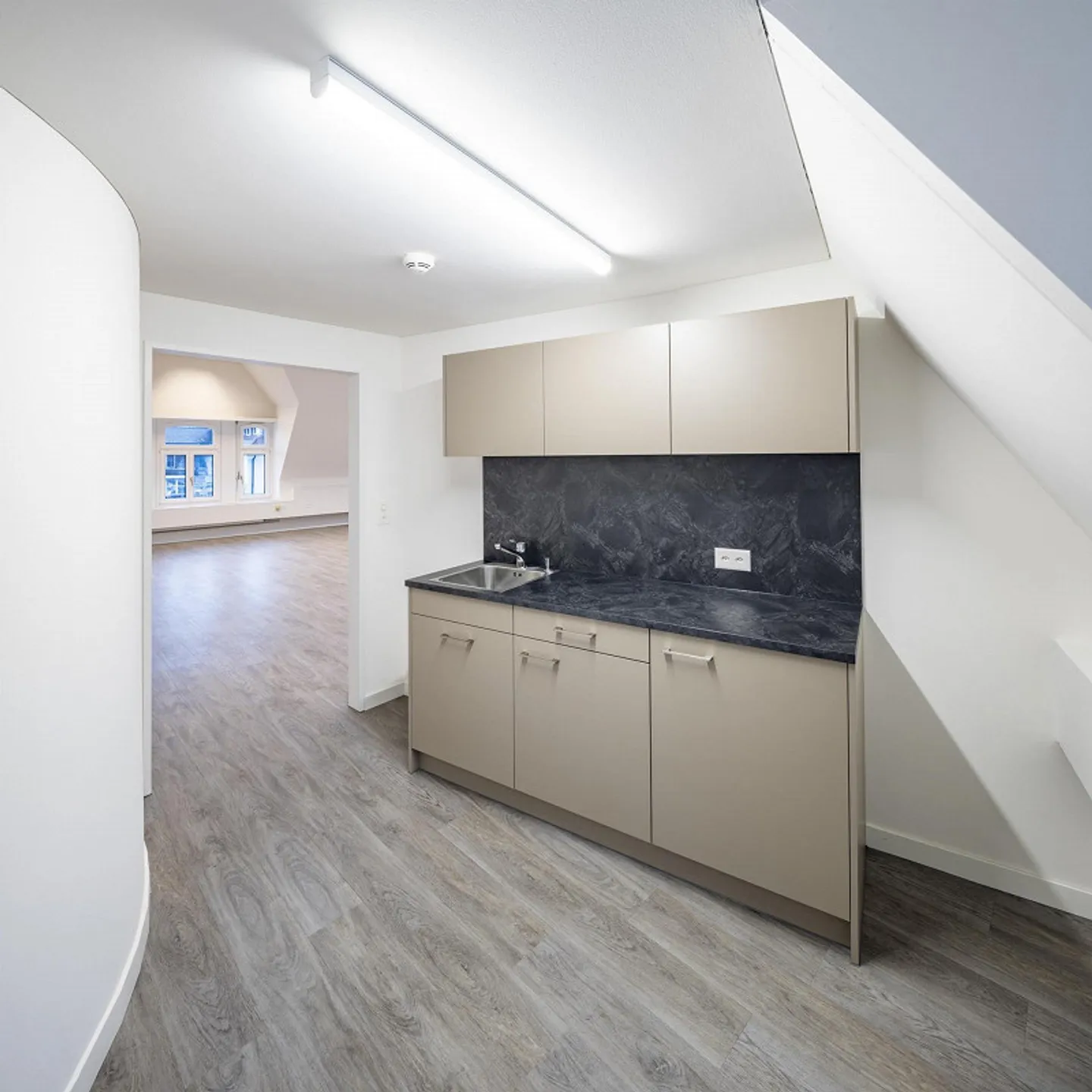 Central premises in a characterful property - Photo 5 of 7