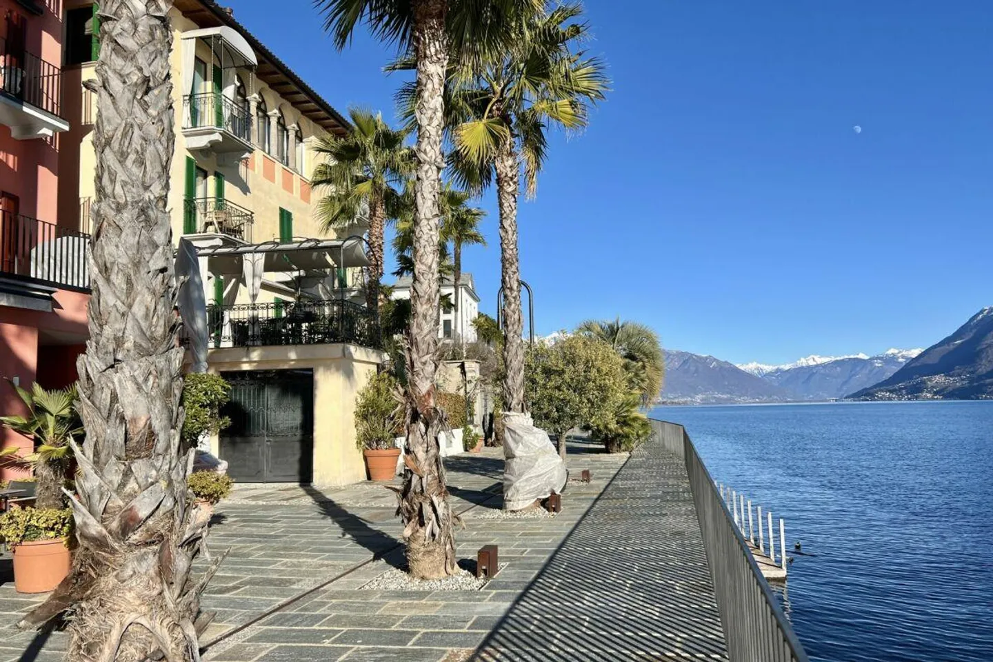RISERVATO! Appartamento esclusivo direttamente sul lago in un palazzo ristrutturato con piscina comune - Foto 19 di 28