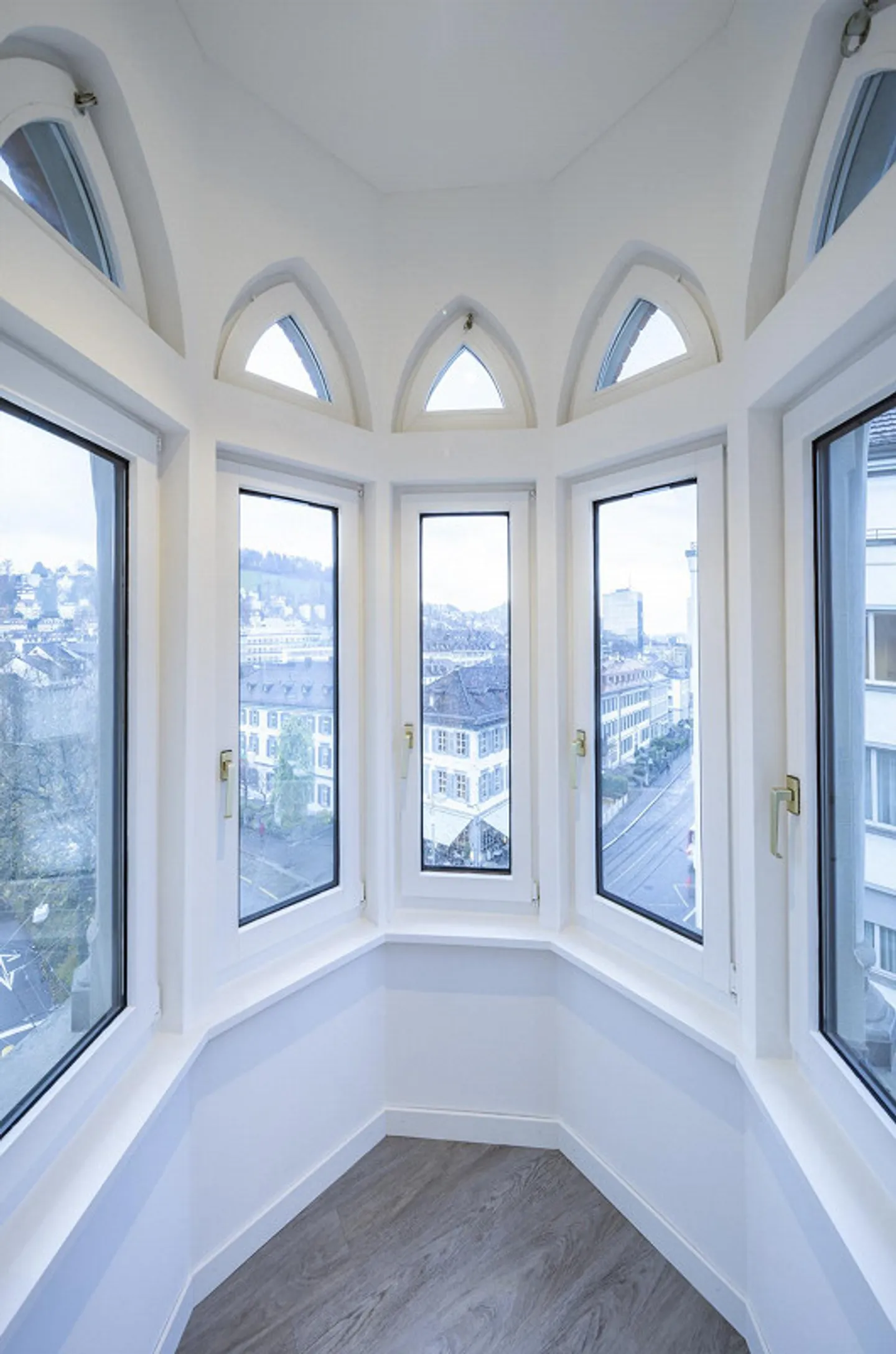 Central premises in a characterful property - Photo 7 of 7