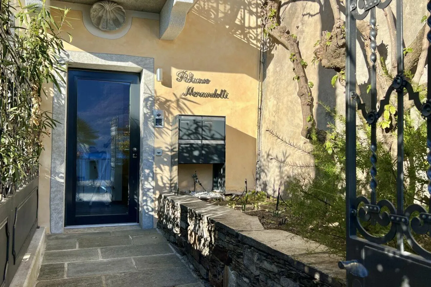 RISERVATO! Appartamento esclusivo direttamente sul lago in un palazzo ristrutturato con piscina comune - Foto 20 di 28