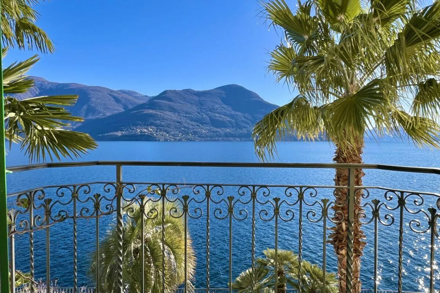 RISERVATO! Appartamento esclusivo direttamente sul lago in un palazzo ristrutturato con piscina comune - Foto 1 di 28