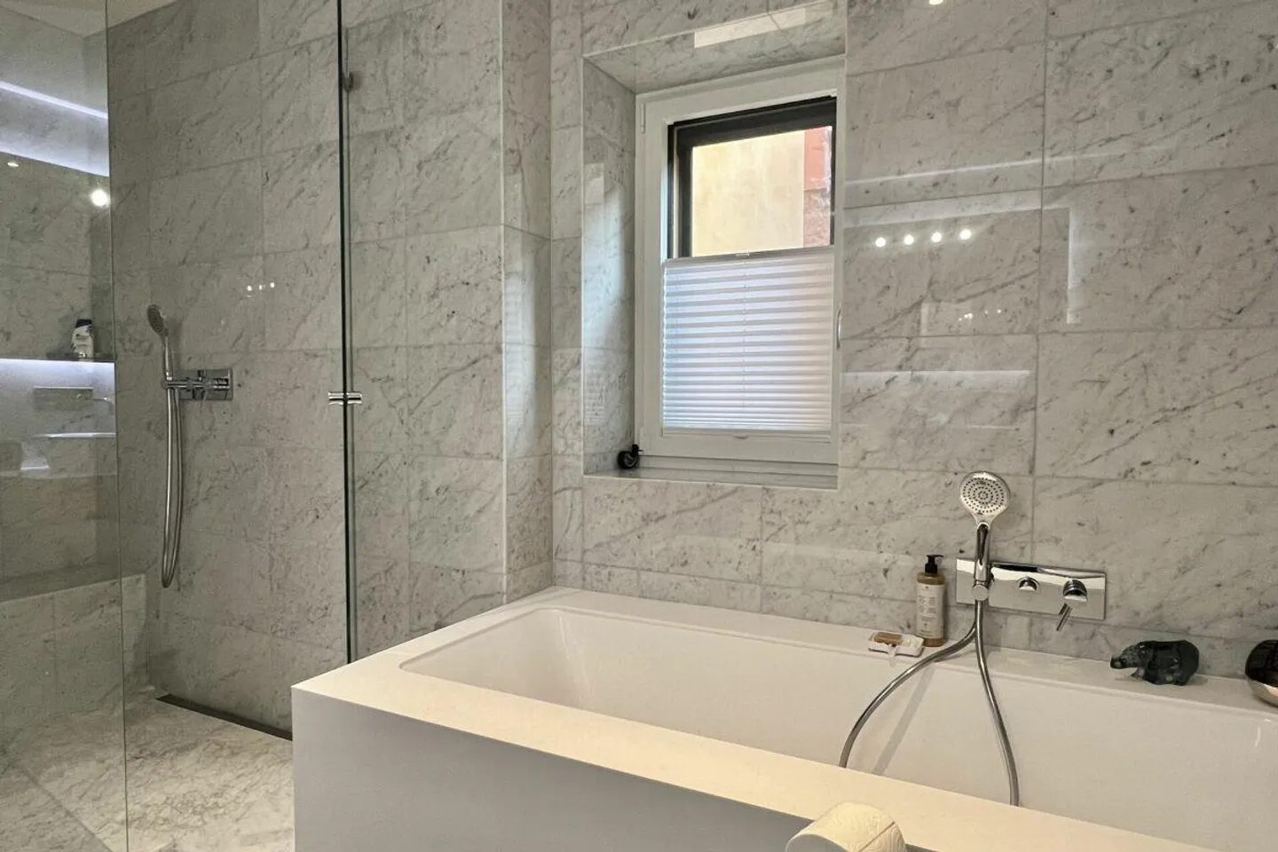 RISERVATO! Appartamento esclusivo direttamente sul lago in un palazzo ristrutturato con piscina comune - Foto 16 di 28