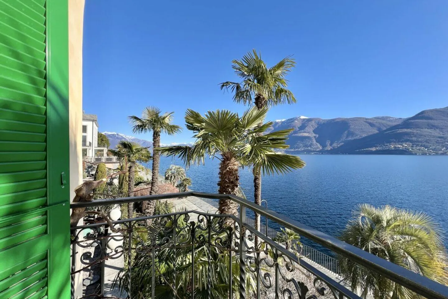 RISERVATO! Appartamento esclusivo direttamente sul lago in un palazzo ristrutturato con piscina comune - Foto 14 di 28