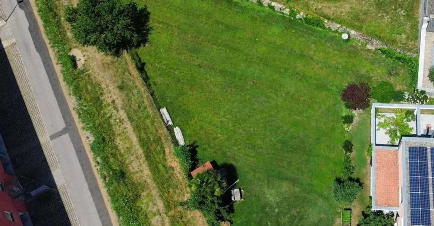 Terrain à bâtir pour maison familiale - Photo 2 sur 4