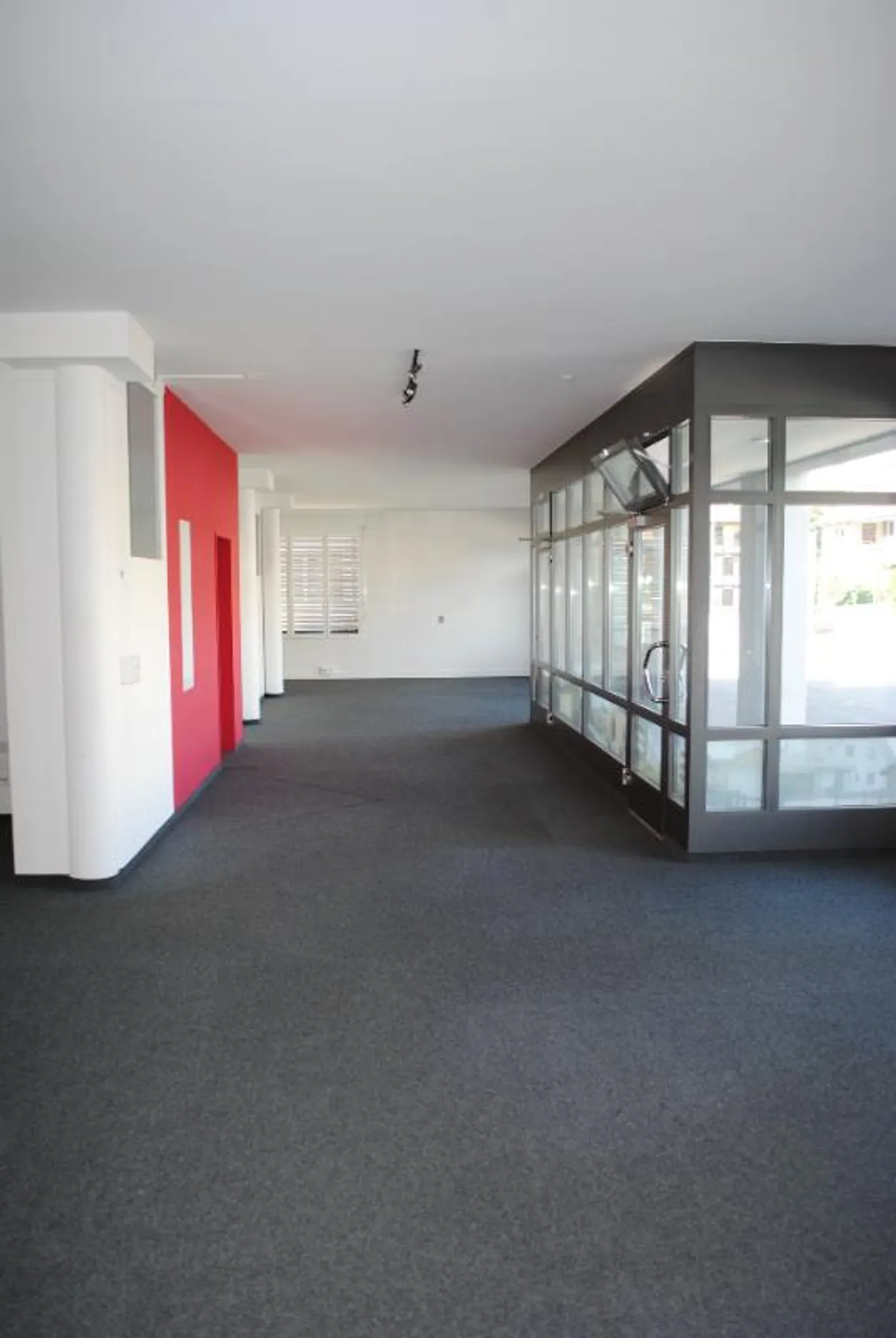 Spazio commerciale con 4 vetrine e parcheggio in una posizione centrale a 4914 Roggwil - Foto 5 di 10