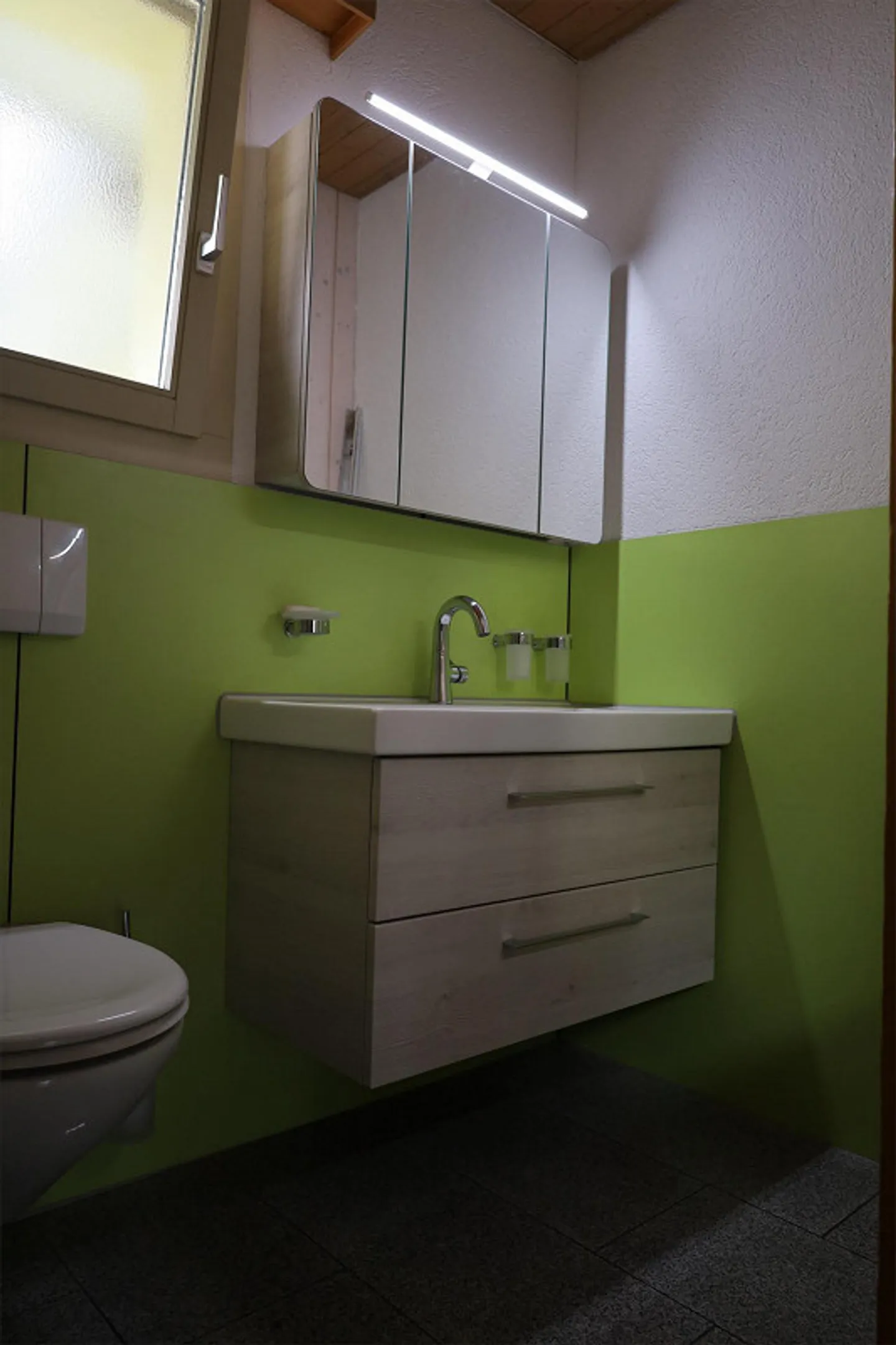 Grosszügige, helle 2 1/2 Wohnung / Balkon mit See- und Bergsicht - Foto 4 von 7