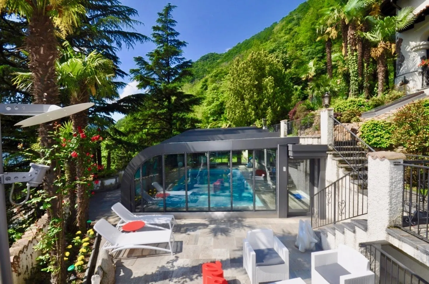 Villa dans le style tessinois, entourée d'espaces verts avec intimité et vue sur le lac - Photo 1 sur 14