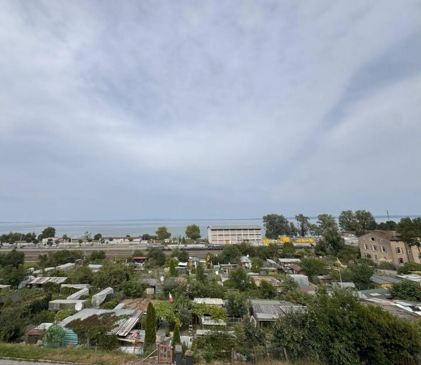 Appartamento duplex ristrutturato di 4,5 locali con vista sul lago vicino alla stazione - Foto 2 di 14