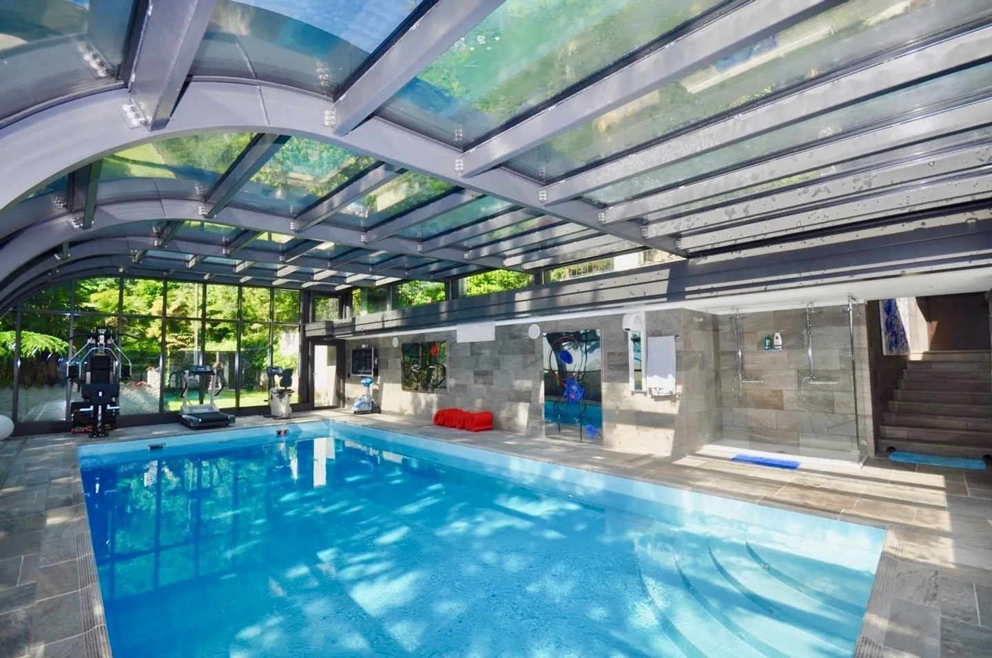 Villa dans le style tessinois, entourée d'espaces verts avec intimité et vue sur le lac - Photo 3 sur 14