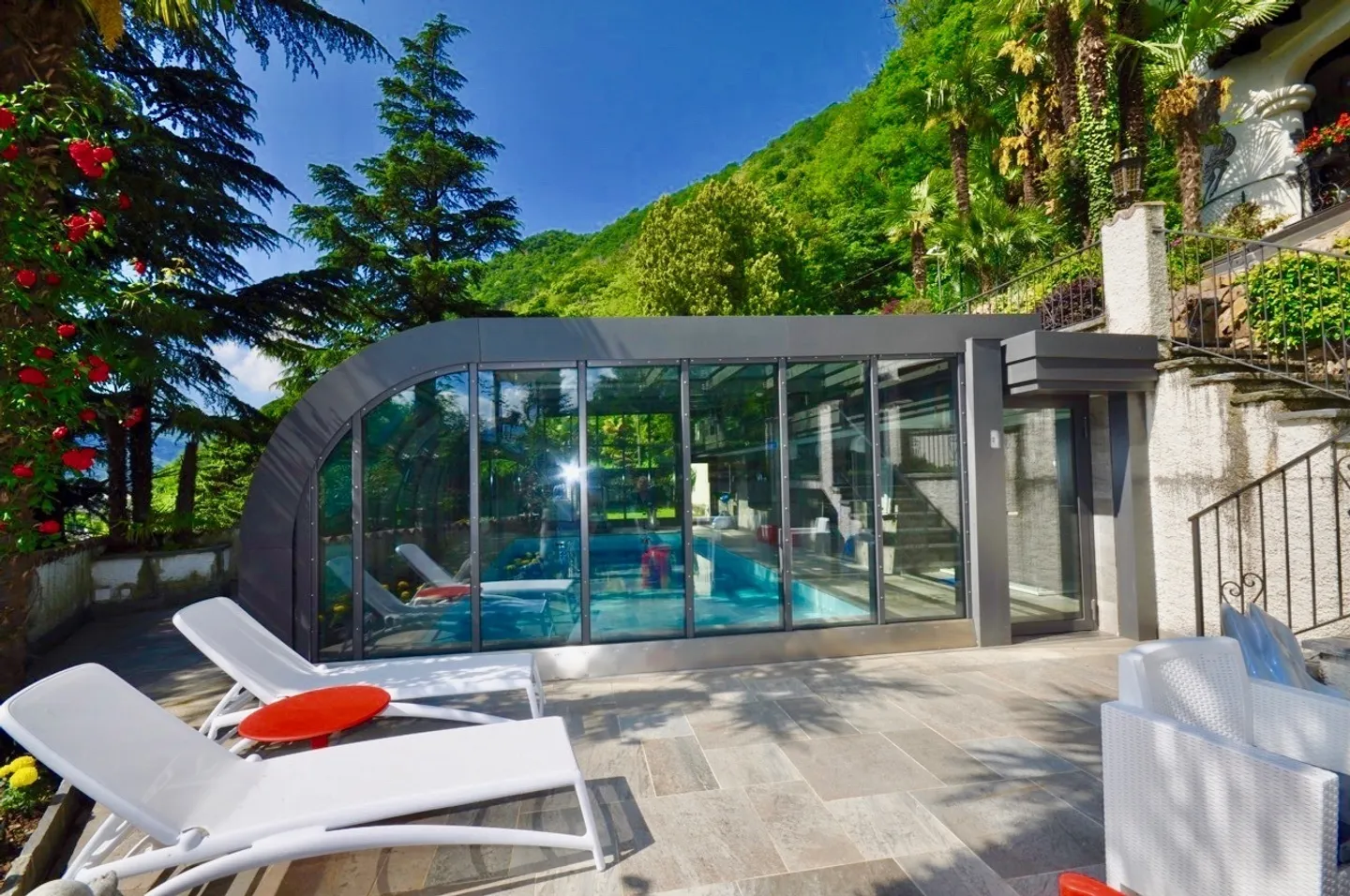 Villa dans le style tessinois, entourée d'espaces verts avec intimité et vue sur le lac - Photo 2 sur 14