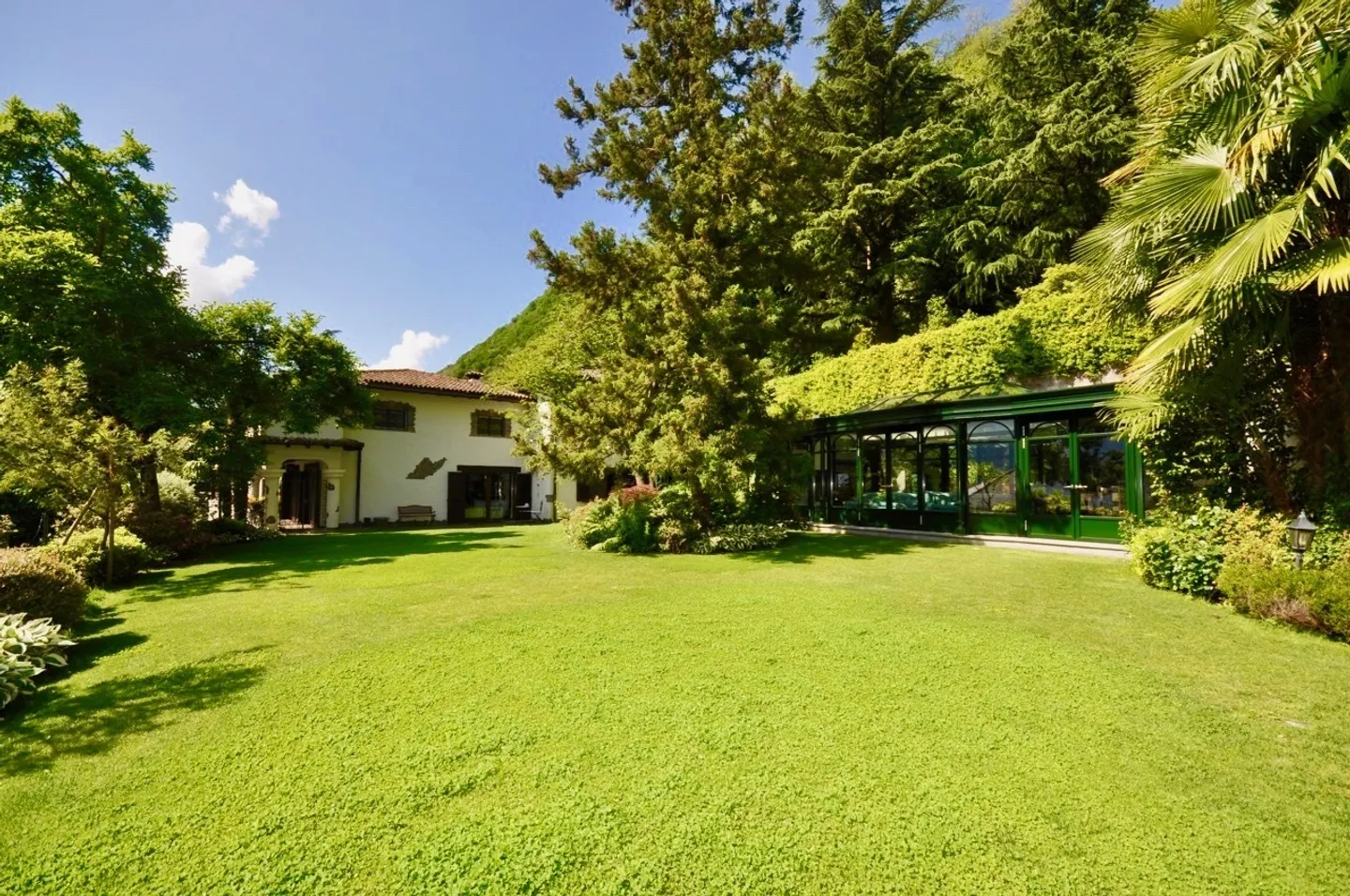 Villa dans le style tessinois, entourée d'espaces verts avec intimité et vue sur le lac - Photo 5 sur 14