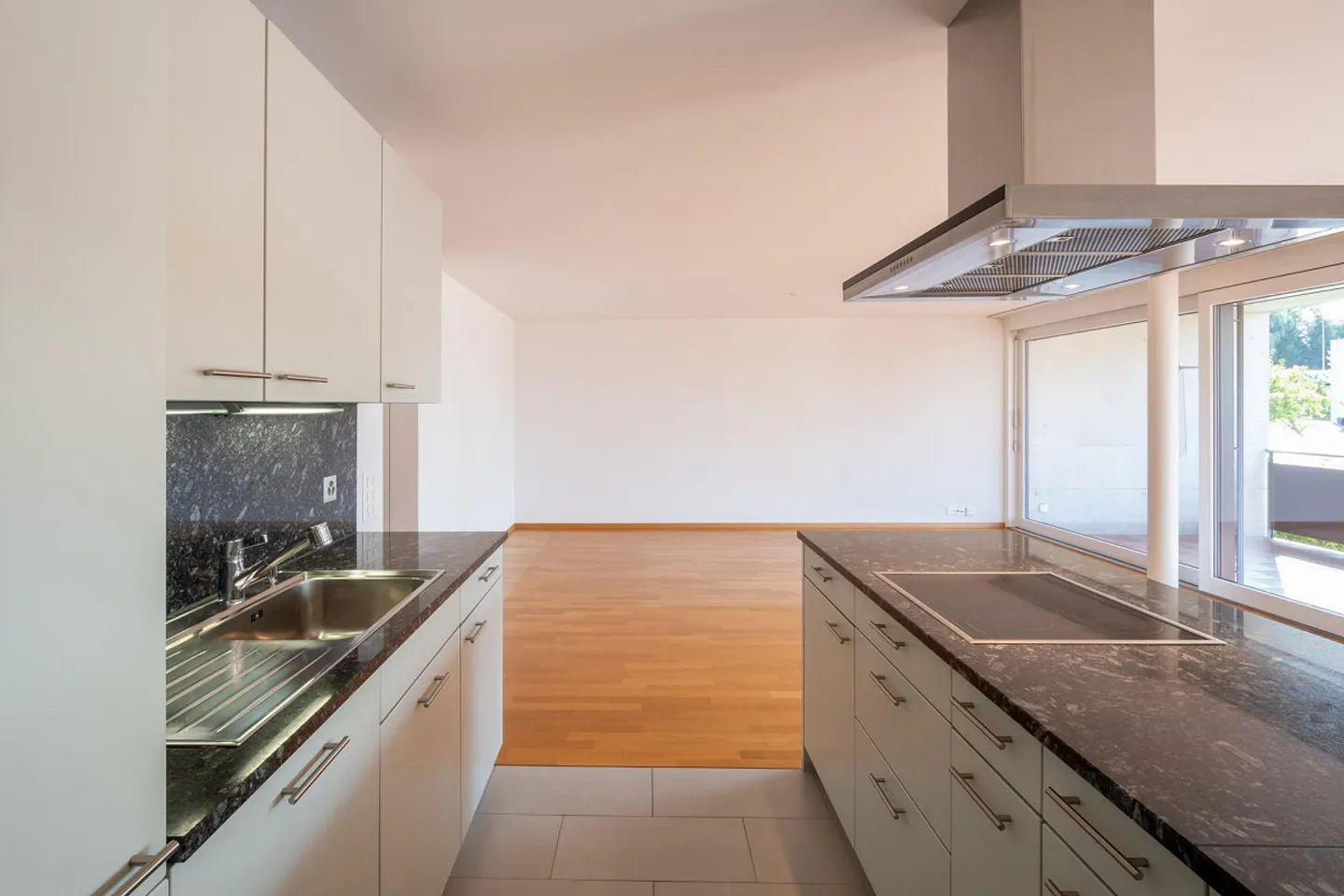 Attractive apartment with large west balcony - Photo 7 of 12