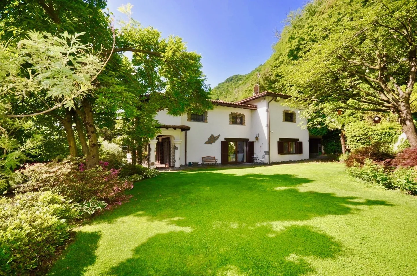 Villa dans le style tessinois, entourée d'espaces verts avec intimité et vue sur le lac - Photo 6 sur 14