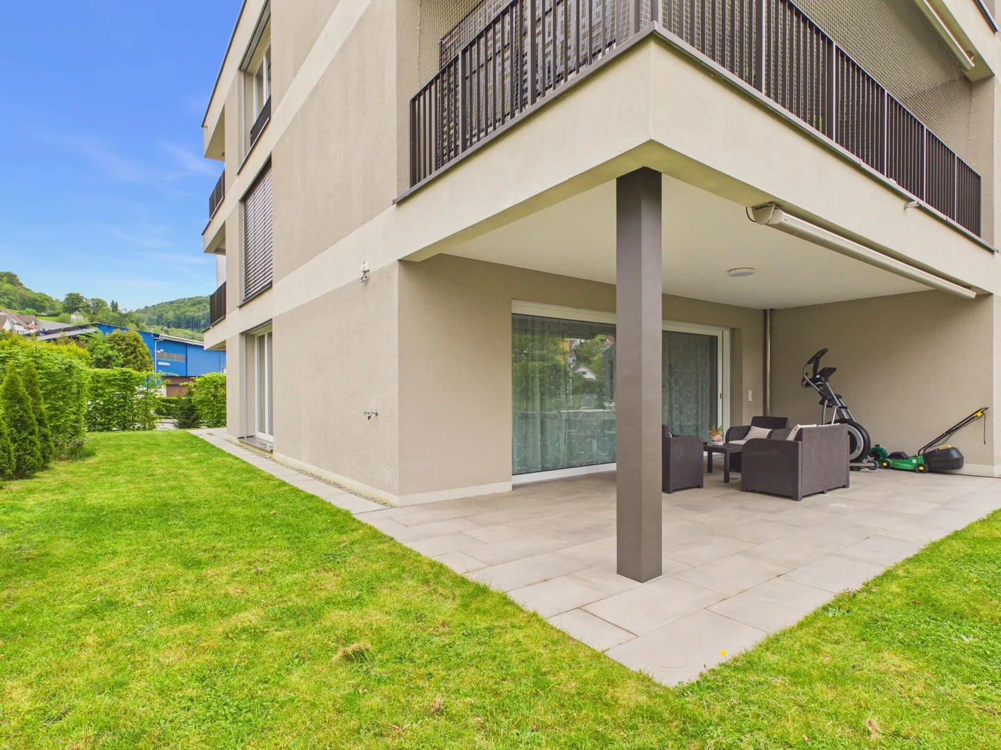 Spacious and Bright Apartment with Garden - Photo 3 of 6