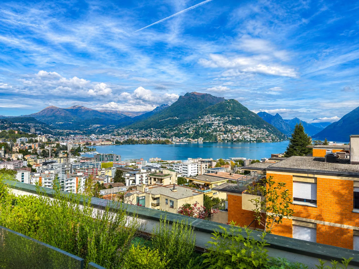Attico con vista lago a Paradiso, disponibile anche come seconda residenza - Foto 1 di 16