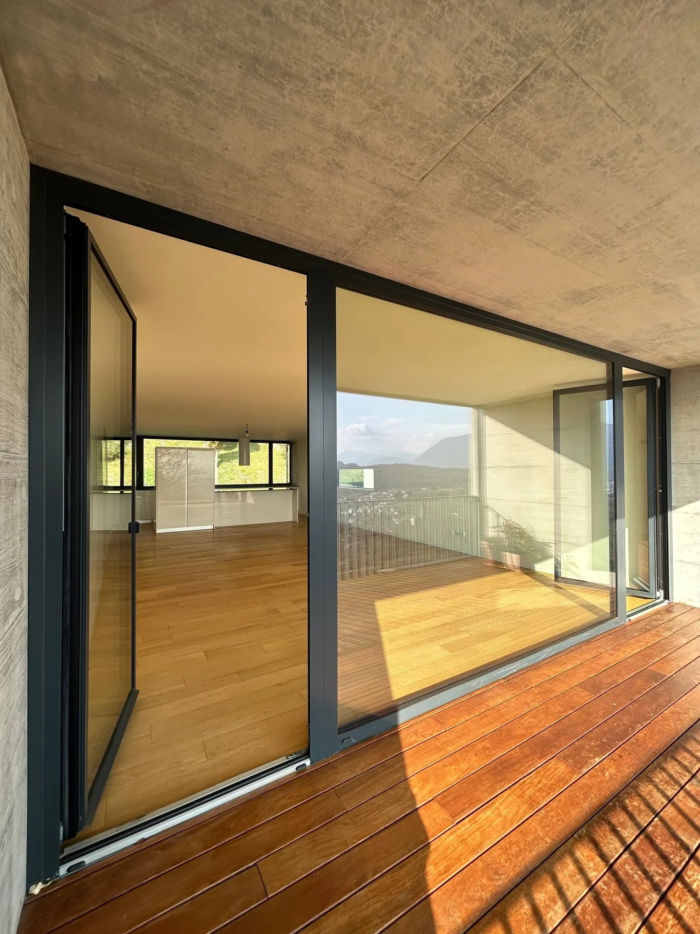 Spacious Apartment with Terrace - Photo 5 of 10