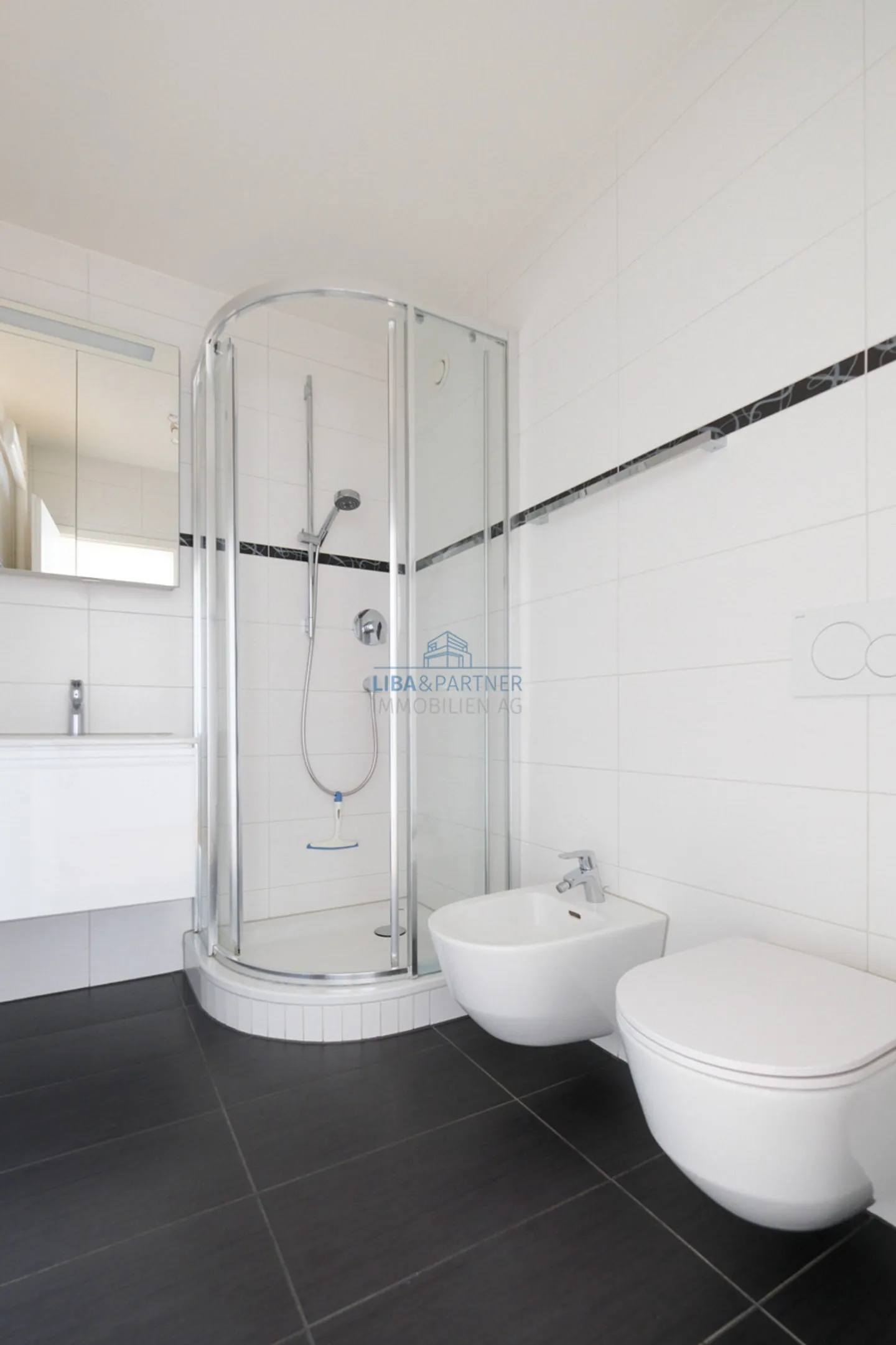 High above Binningen - charming 3.5-room apartment with breathtaking views - Photo 8 of 12