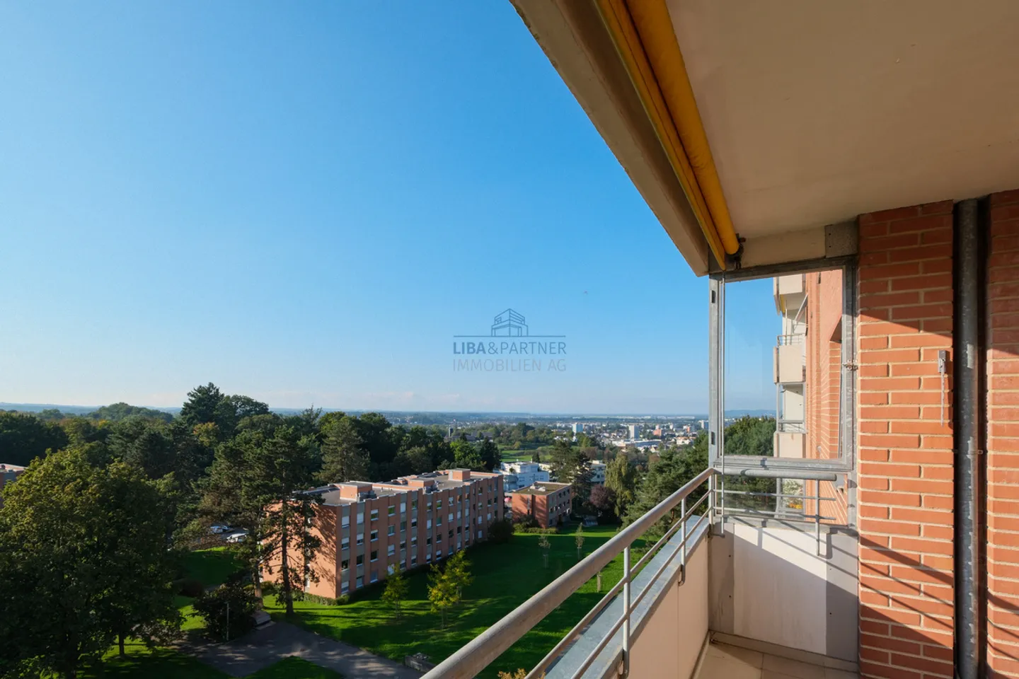 High above Binningen - charming 3.5-room apartment with breathtaking views - Photo 10 of 12