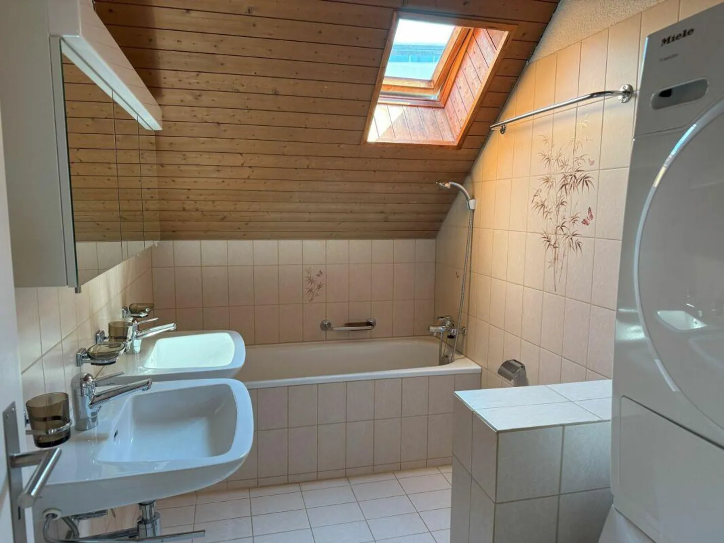 Appartamento duplex ristrutturato di 4,5 locali con vista sul lago vicino alla stazione - Foto 7 di 14