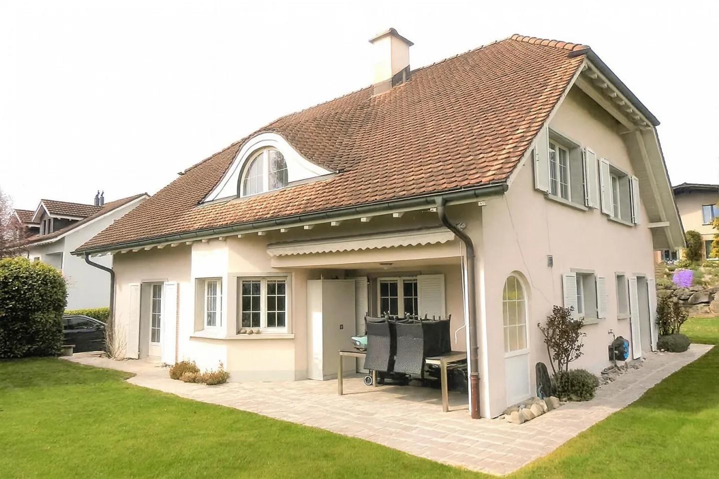 Ampia casa unifamiliare in una zona residenziale tranquilla - Foto 1 di 11