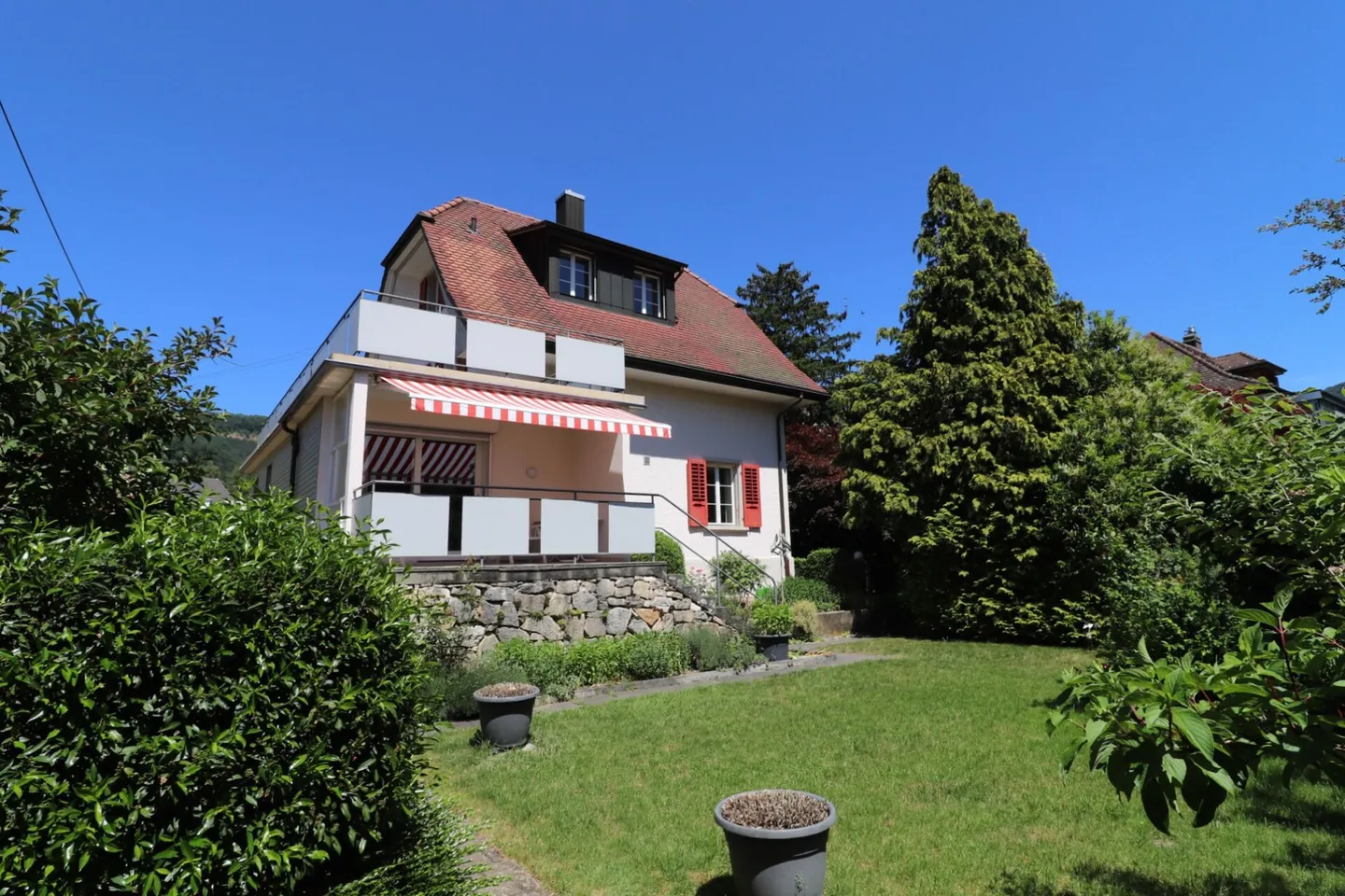 Maison individuelle spacieuse de 5,5 pièces avec grande terrasse - Photo 1 sur 16