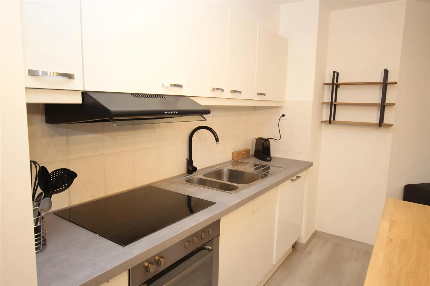 Charming Apartment Near Lake - Photo 5 of 6