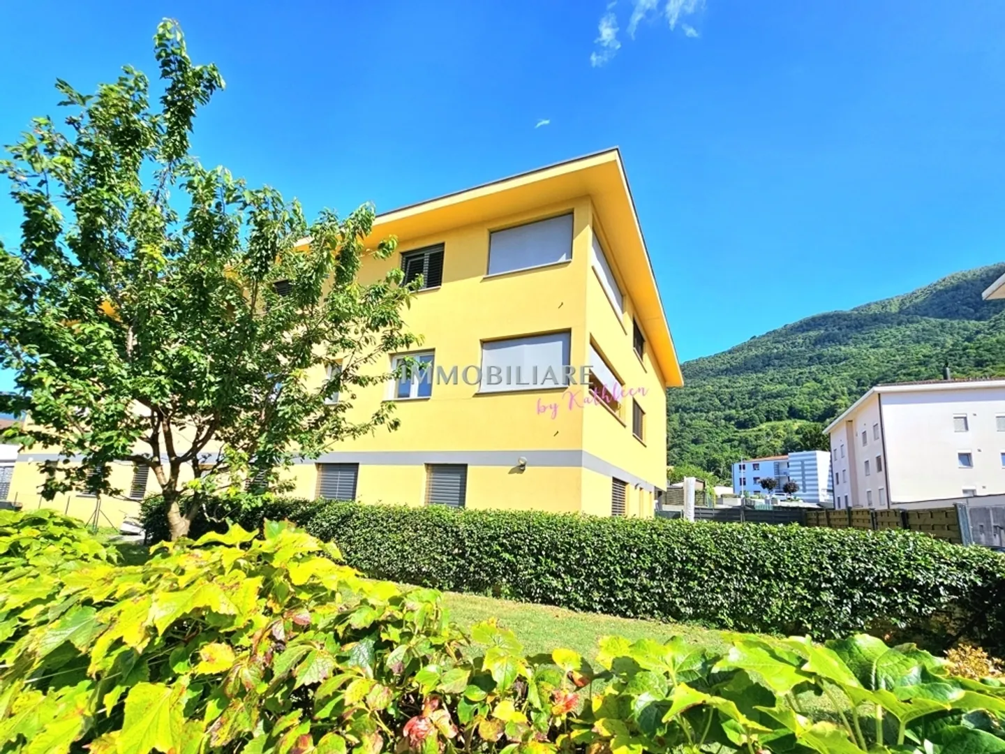 Luminoso appartamento con balcone coperto e due parcheggi - Foto 1 di 12