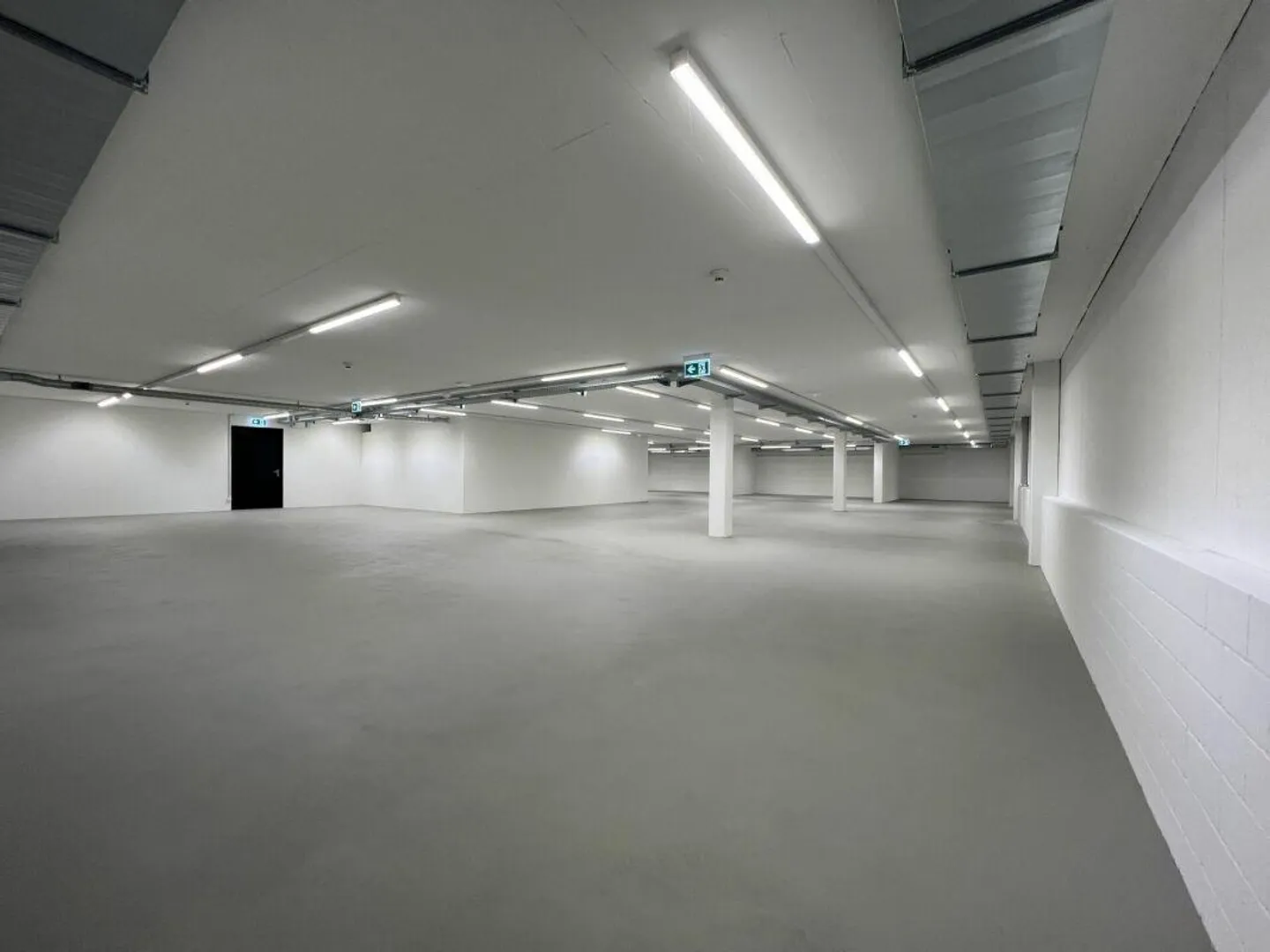 Large warehouse at an important traffic junction - Photo 3 of 6