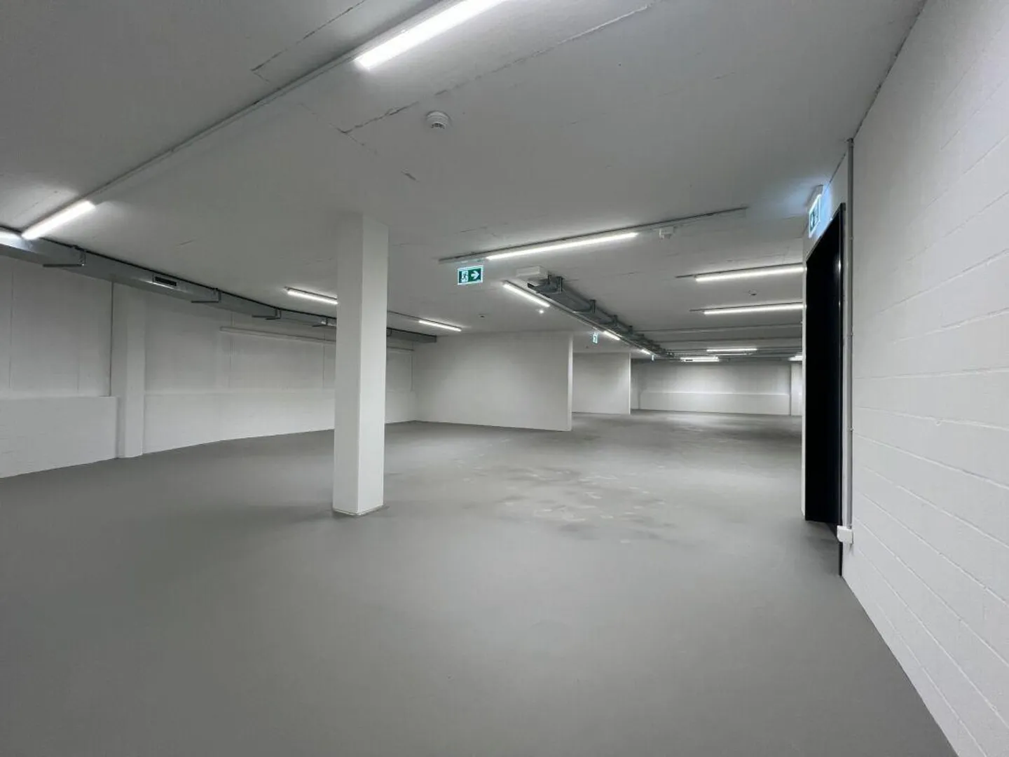 Large warehouse at an important traffic junction - Photo 4 of 6