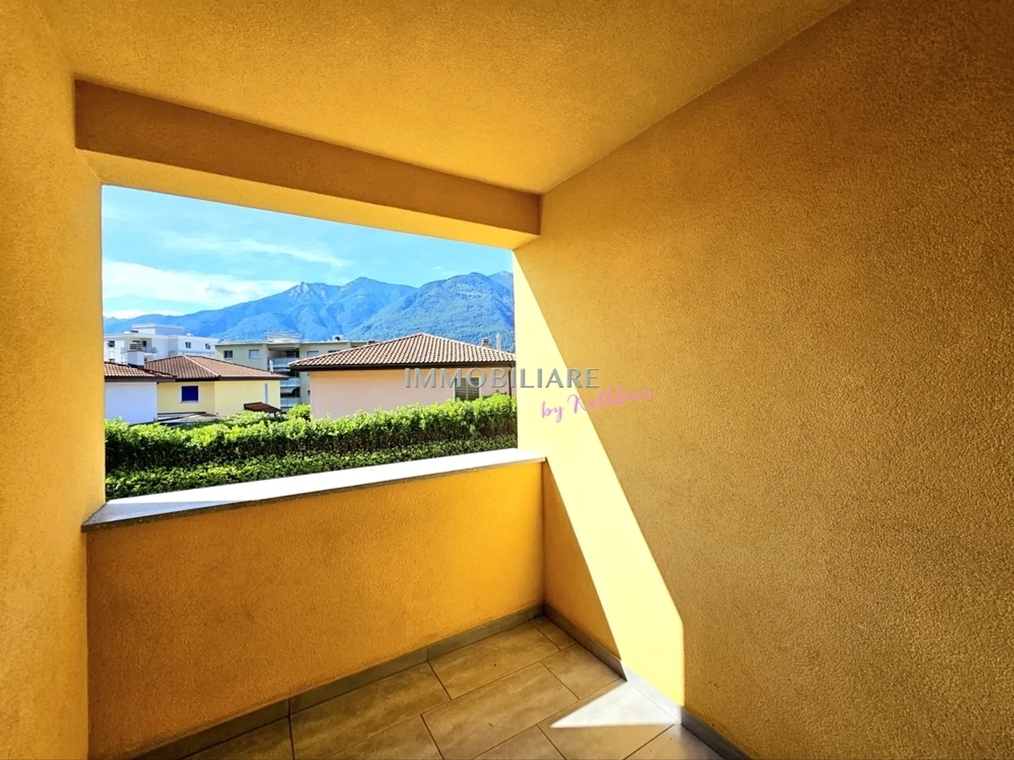 Luminoso appartamento con balcone coperto e due parcheggi - Foto 8 di 12