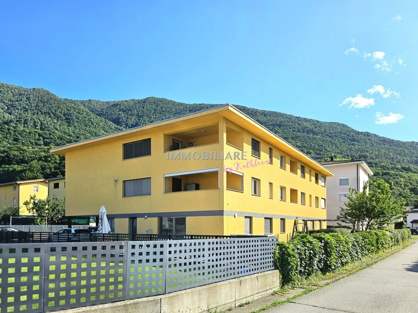 Luminoso appartamento con balcone coperto e due parcheggi - Foto 11 di 12