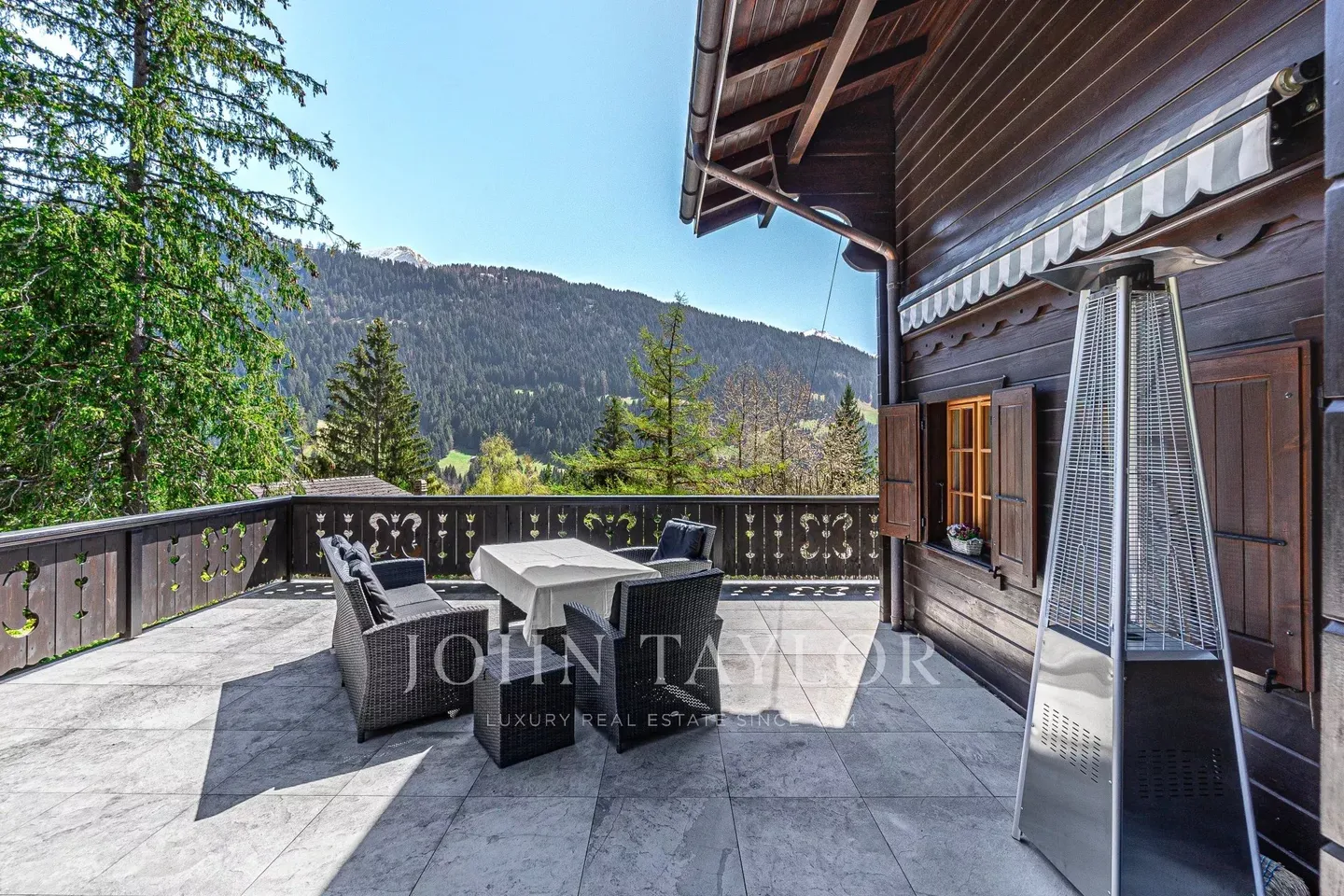 Magnifico chalet immerso in un'oasi di verde con vista sulle montagne - Foto 1 di 8