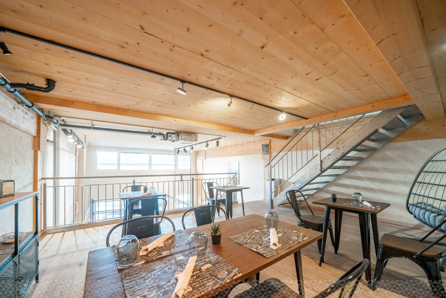 Mixed-use building for rent - Photo 6 of 8