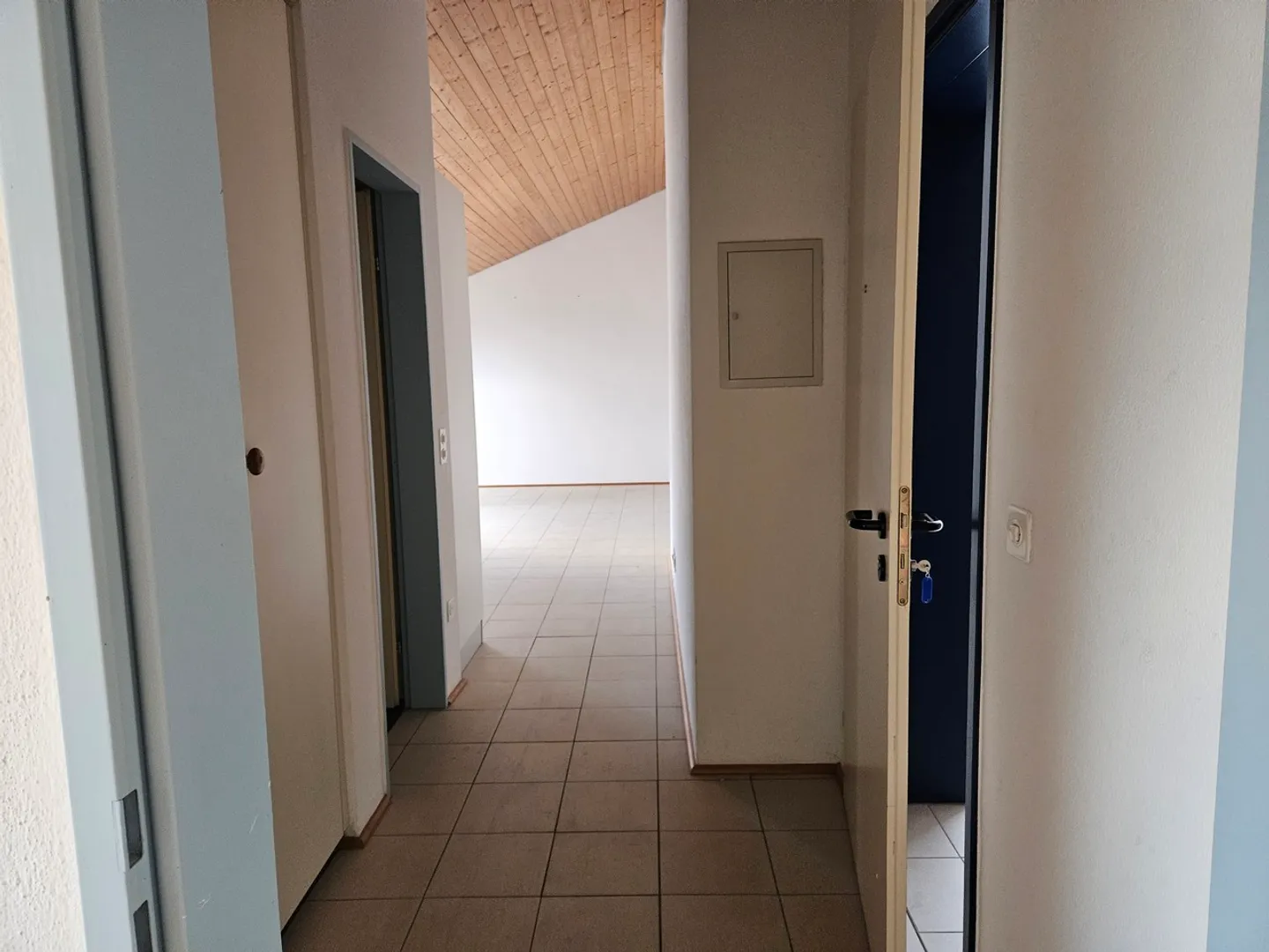 Schöne 2,5-Zimmer-Wohnung in sehr ruhiger, praktischer Lage - oberste Etage - Foto 3 von 11