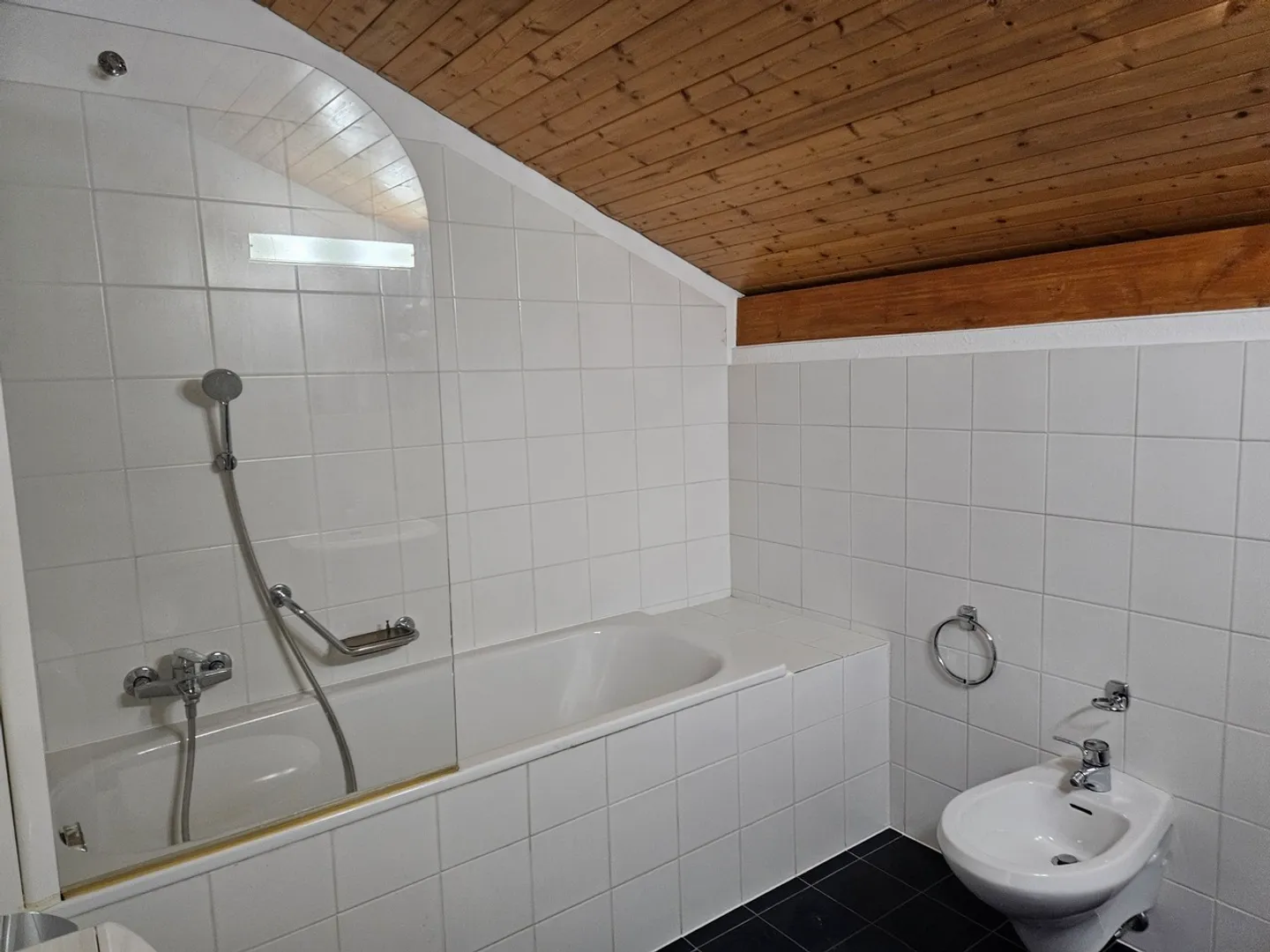 Schöne 2,5-Zimmer-Wohnung in sehr ruhiger, praktischer Lage - oberste Etage - Foto 4 von 11
